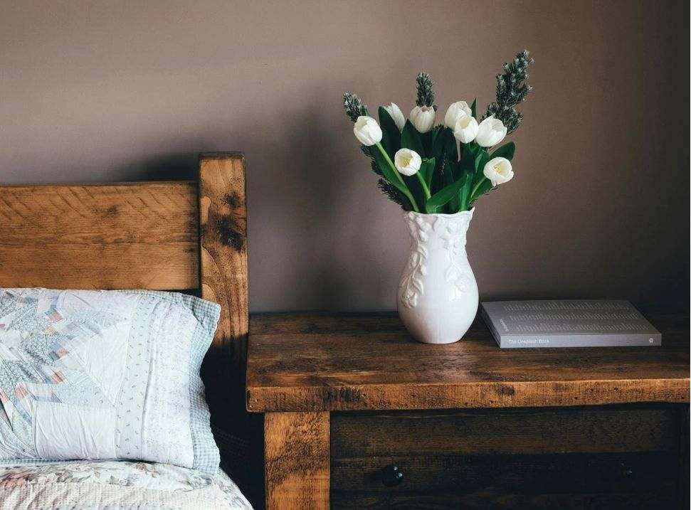 Wohnzimmer mit maßgefertigten Holzmöbeln